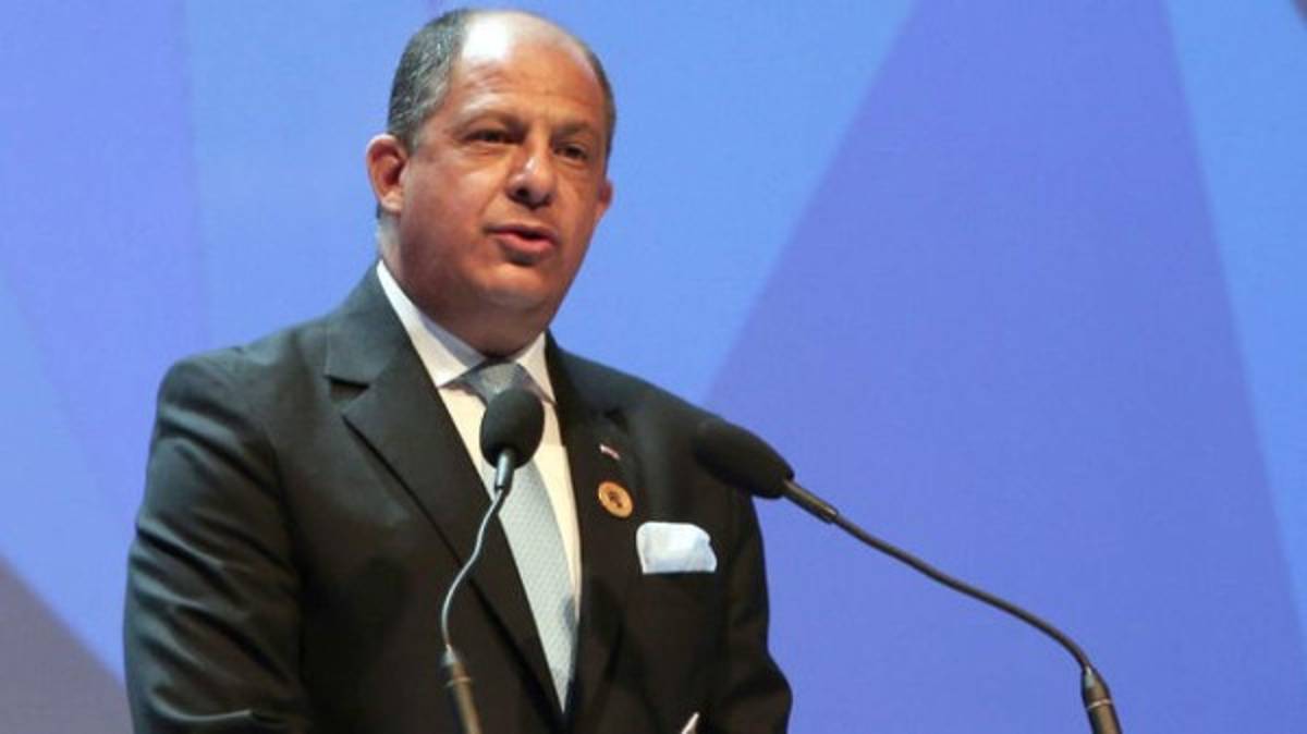 El presidente Solís mantiene informada a la población a través de su cuenta de Twitter. Foto AFP