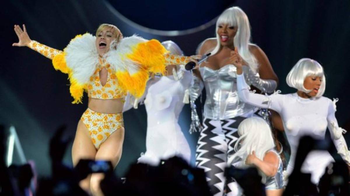 Miley Cyrus escupe y golpea bandera mexicana con su trasero