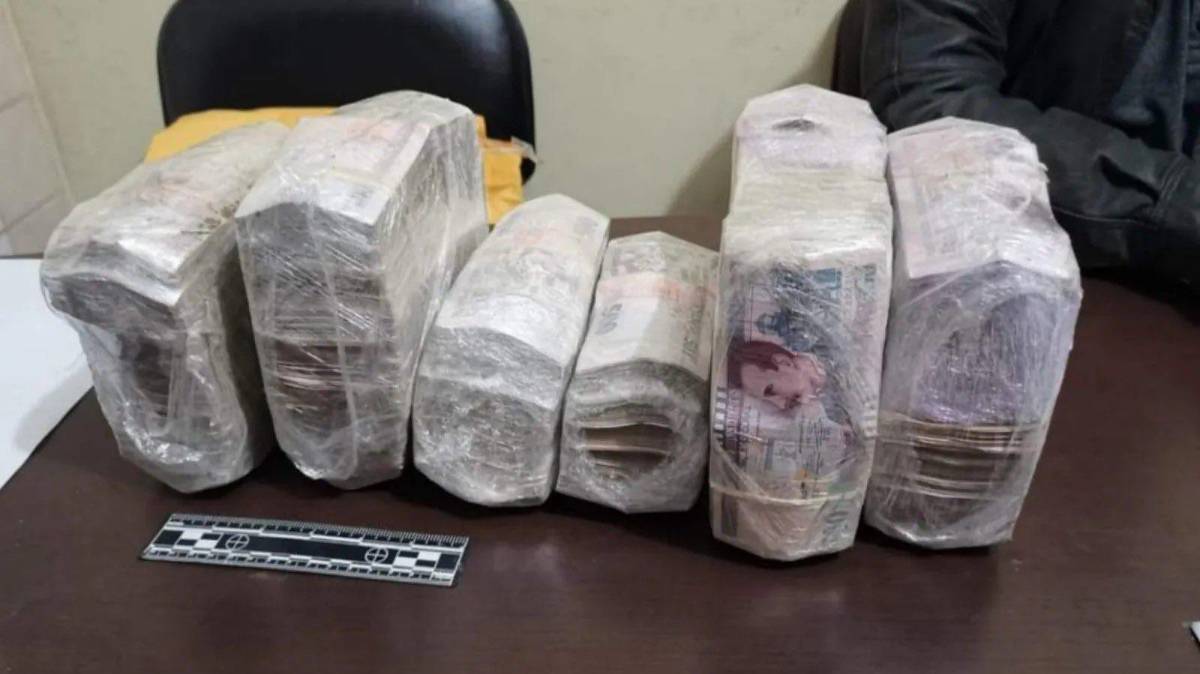 Los fajos de billetes encontrados en posesión de “Toño Maquila”.