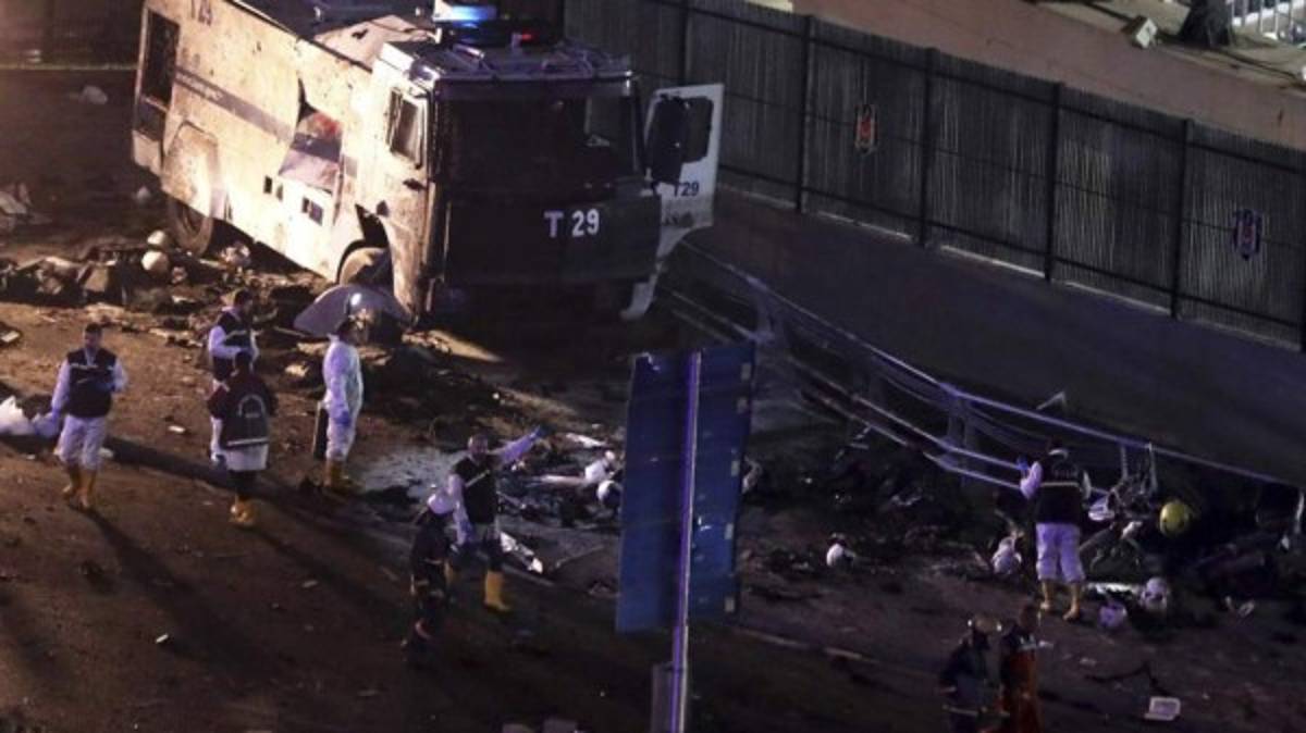 Explosiones cerca de estadio de fútbol turco dejan al menos 15 muertos y heridos