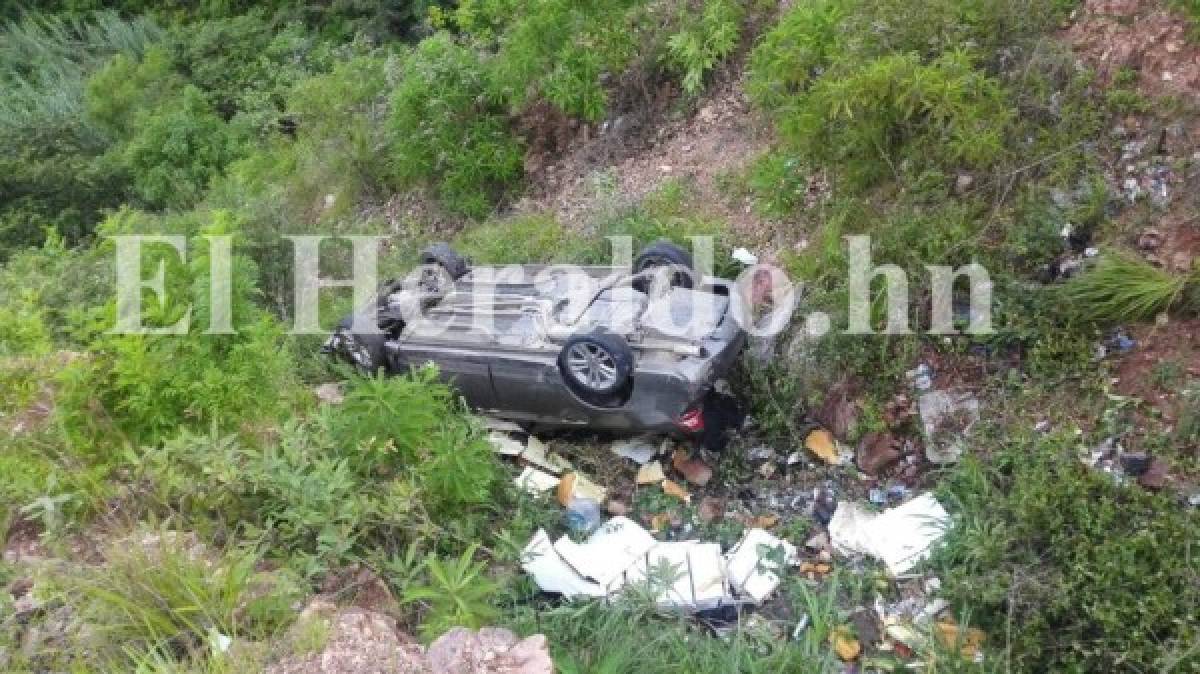 Conductor se salva de morir luego que su vehículo cayera a hondonada en la cuesta El Chile