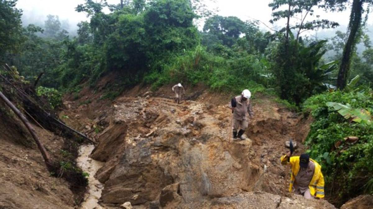 Continúa la búsqueda de dos personas desparecidas tras derrumbe en Omoa; la tragedia ya dejó tres muertos