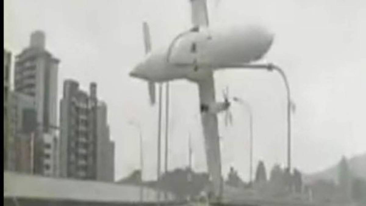 VIDEO: Al menos 22 muertos al caer un avión en un río en Taiwán