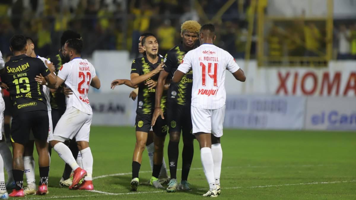 ¡Marcos Montiel inció todo! El agarrón entre jugadores de Real España y Olimpia en el clásico