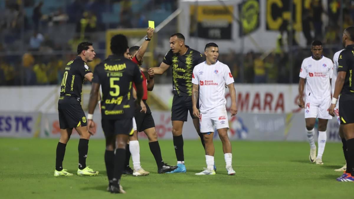 ¡Marcos Montiel inció todo! El agarrón entre jugadores de Real España y Olimpia en el clásico