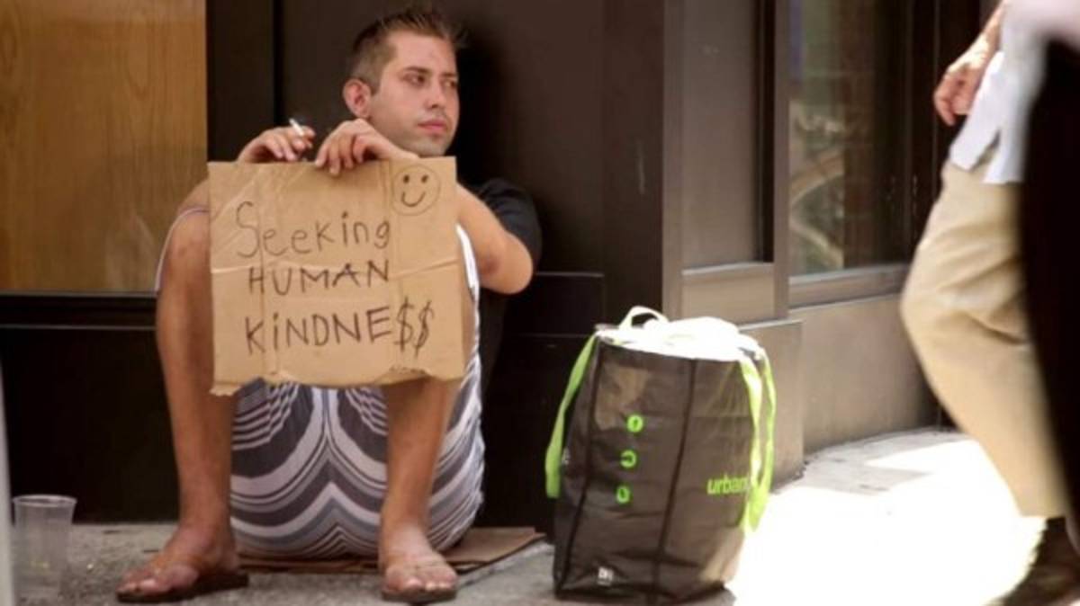 El indigente guapo que conquista mujeres para no dormir en la calle