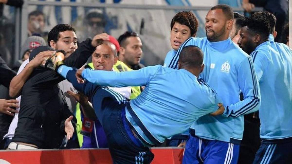 El francés Patrice Evra cuando pateó a un hincha cerca de la cancha.