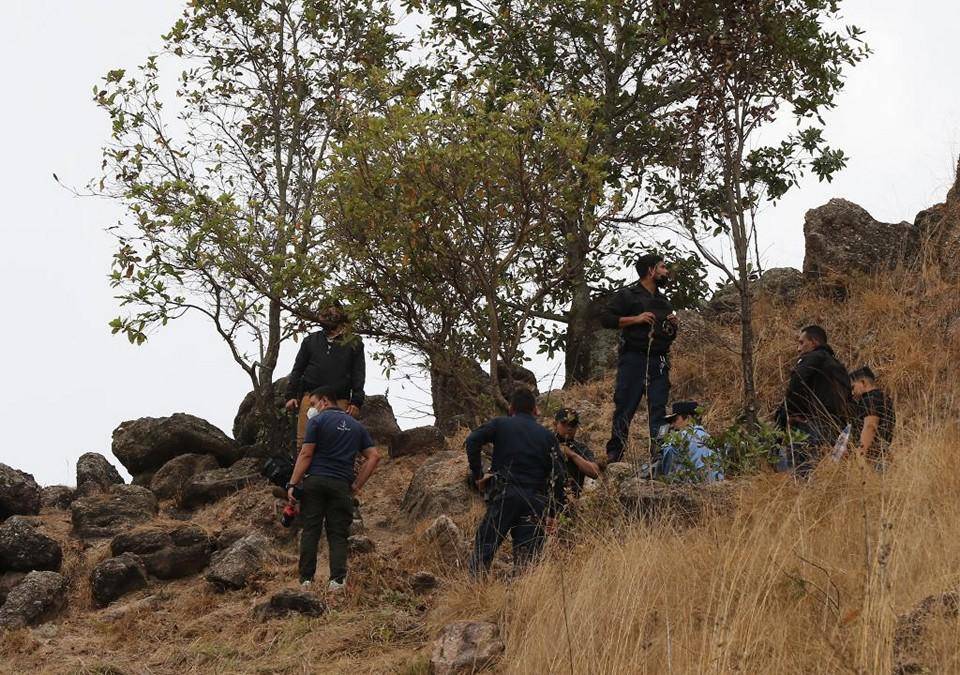 Un contingente de la Dirección Policial de Investigaciones y elementos de Fuerzas Especiales saturan este viernes un sector montañoso de la colonia Los Pinos en donde según una denuncia hay varios cuerpos enterrados.