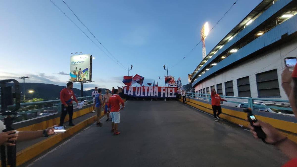 La imponente llegada de la Ultra Fiel al Nacional para partido de Olimpia ante Cartaginés