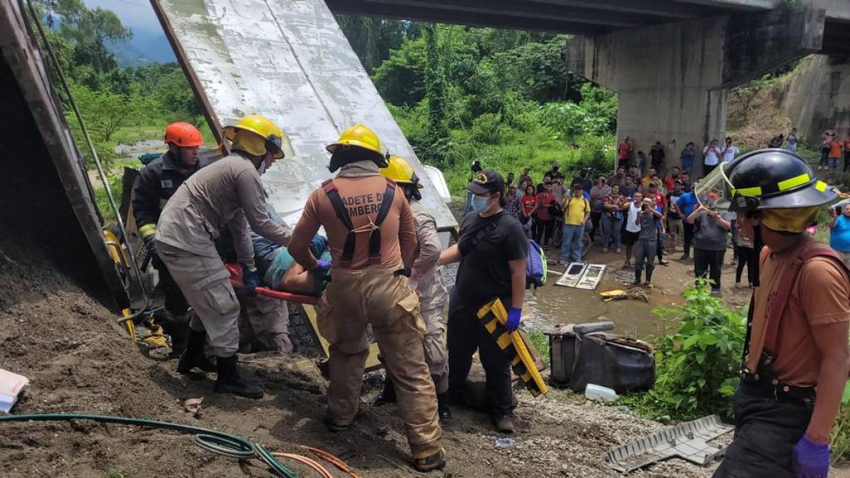 Escena del desastre: imágenes del accidente en El Progreso donde murió un niño y 15 personas resultaron heridas