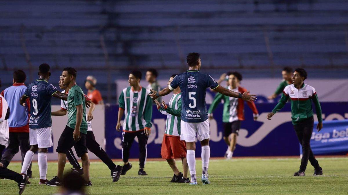 Lamentables imágenes: El enfrentamiento entre barras en el clásico sampedrano