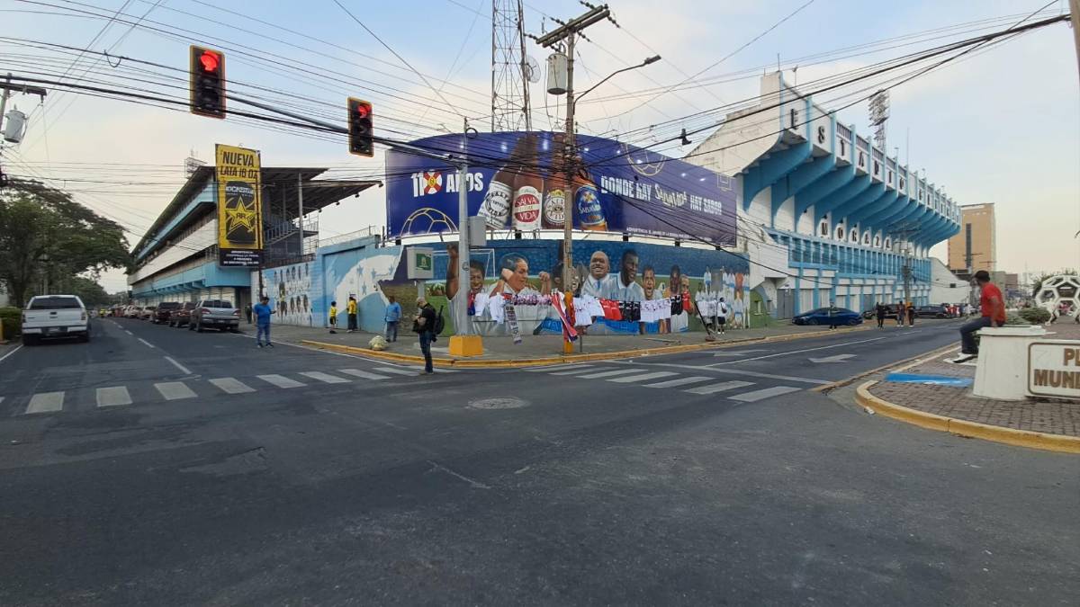 Linda aficionada deslumbra, el Morazán blindado y ambientazo previo al Real España vs Olimpia