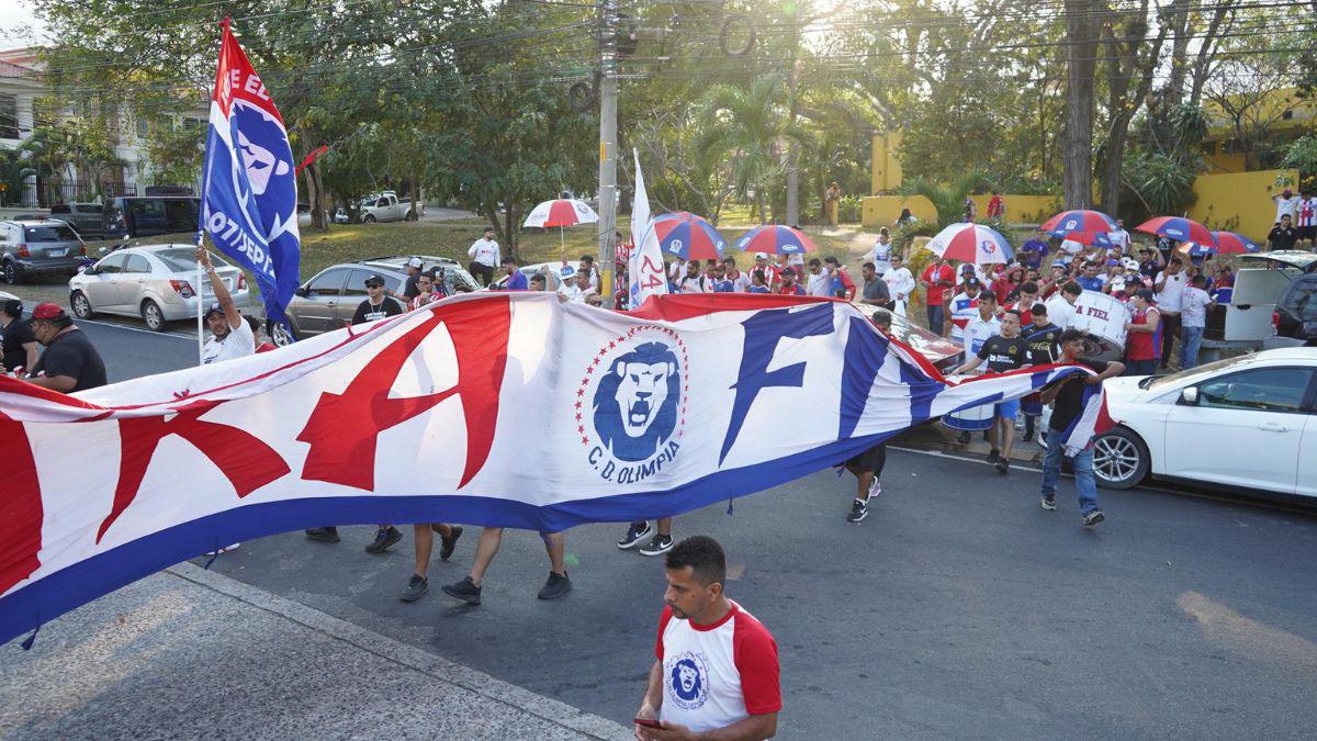 Impresionante banderazo: La Ultra Fiel acude a apoyar al Olimpia previo al clásico ante Marathón