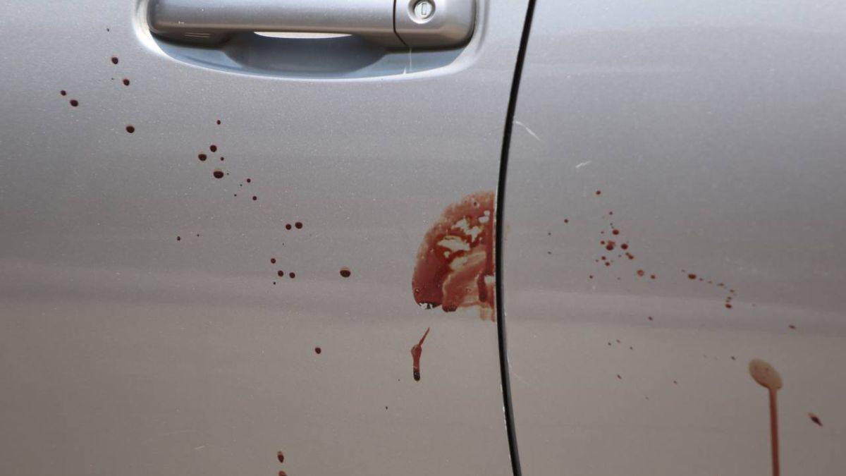 Casquillos, sangre y un arma: lo encontrado en la escena del atentado contra el abogado Iván Martínez