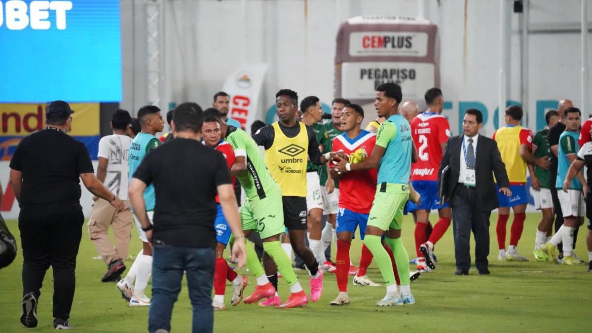 Entre puñetazos y agarrones terminó el clásico entre Marathón y Olimpia Entre puñetazos y agarrones terminó el clásico entre Marathón y Olimpia