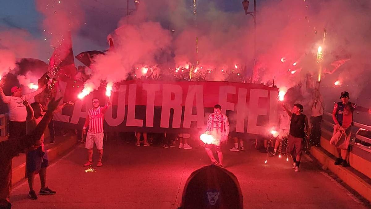 La imponente llegada de la Ultra Fiel al Nacional para partido de Olimpia ante Cartaginés