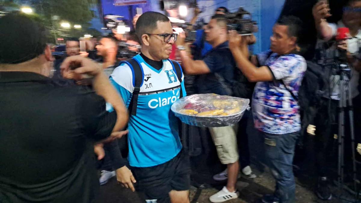 Jugador llegó con bolso de lujo, insólito impase en el estadio y ausencias en entreno de Honduras