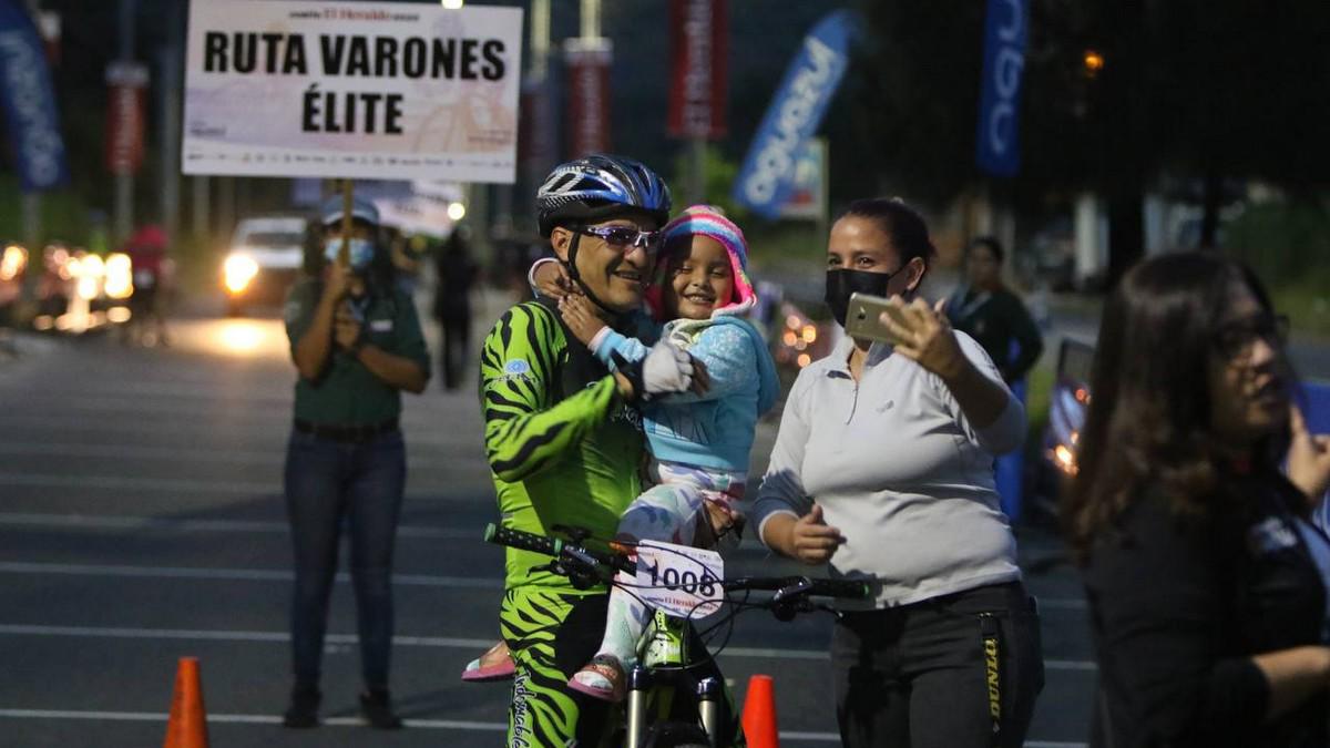 Grandes y chicos madrugan para disfrutar la Vuelta Ciclística de El Heraldo