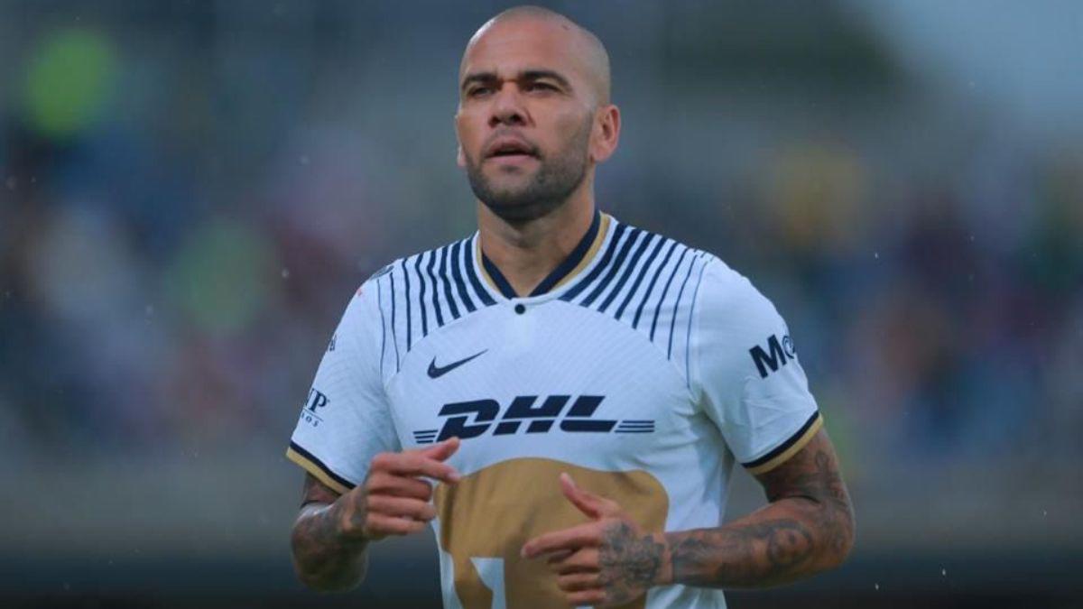 Cabizbajo, deprimido y confundido: así pasó su primer día en prisión Dani Alves