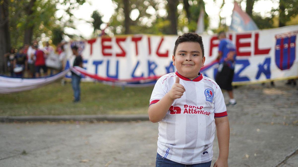 Impresionante banderazo: La Ultra Fiel acude a apoyar al Olimpia previo al clásico ante Marathón