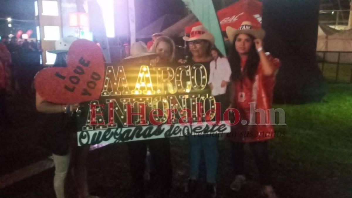 Pese a la lluvia, capitalinos disfrutan el concierto de Marco Antonio Solís