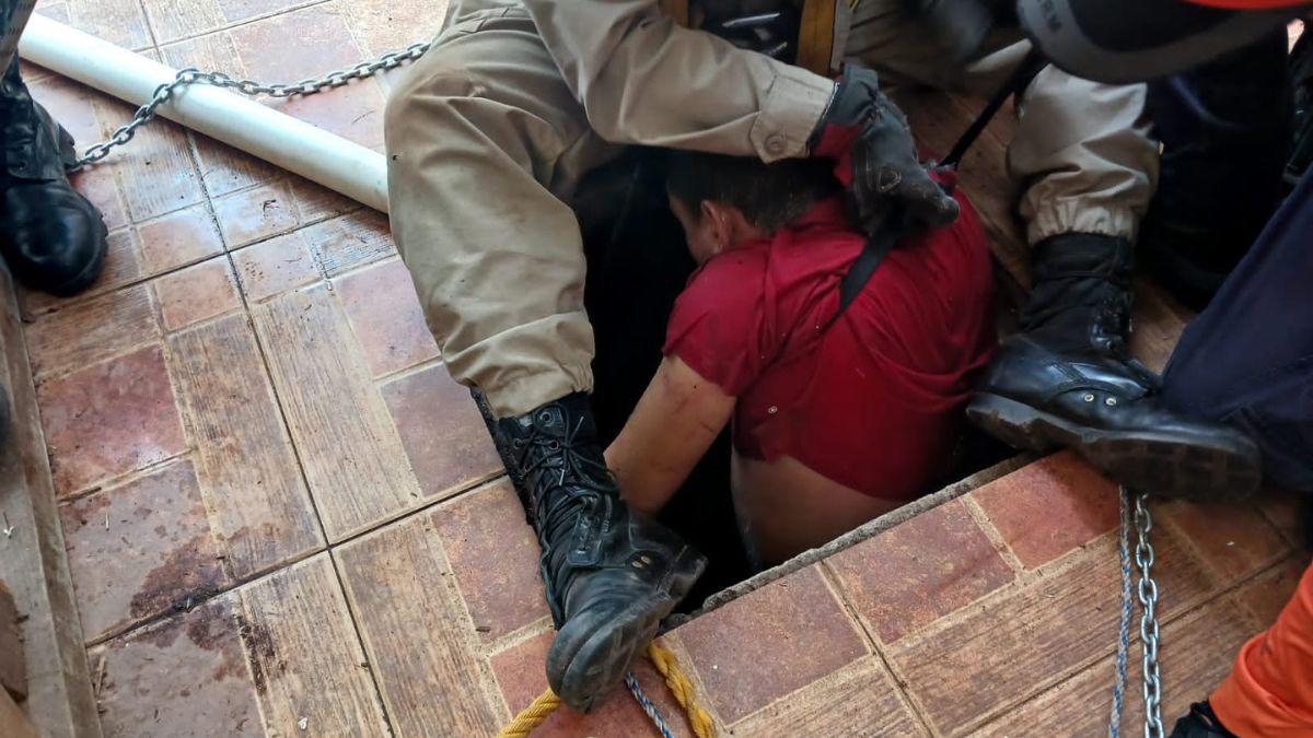 Dolorosas imágenes del rescate de los cuerpos de dos hombres intoxicados en pozo en la colonia Villa Vieja