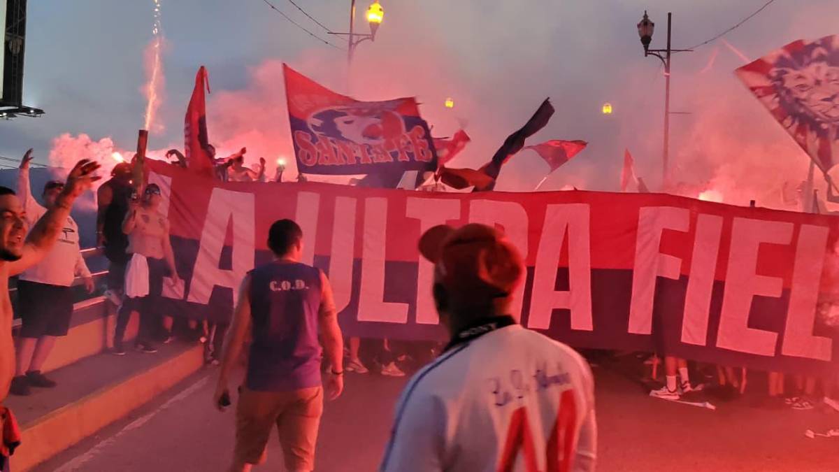 La imponente llegada de la Ultra Fiel al Nacional para partido de Olimpia ante Cartaginés