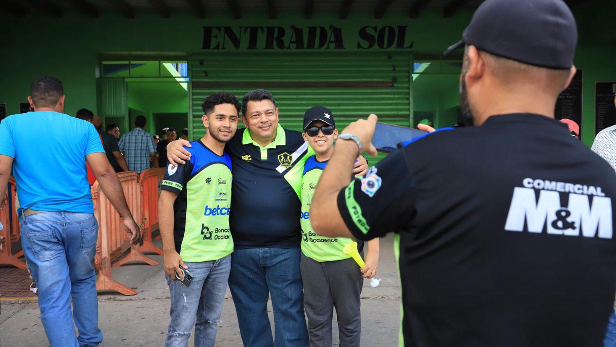 Largas filas, gran colorido y bellas mujeres: el ambiente previo a la semifinal Olancho FC - Real España