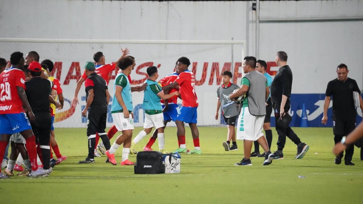 Entre puñetazos y agarrones terminó el clásico entre Marathón y Olimpia Entre puñetazos y agarrones terminó el clásico entre Marathón y Olimpia