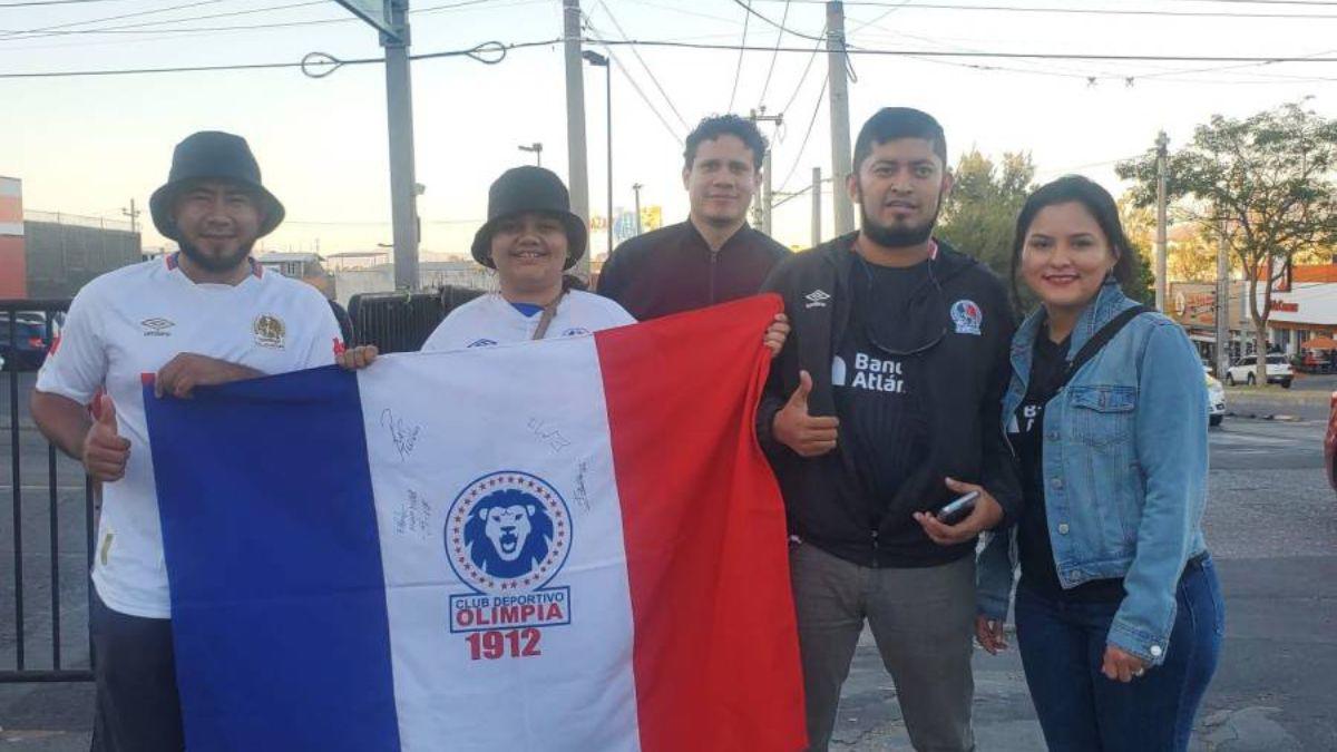No jugarán solos: aficionados del Olimpia llegan al Jalisco a apoyar al León
