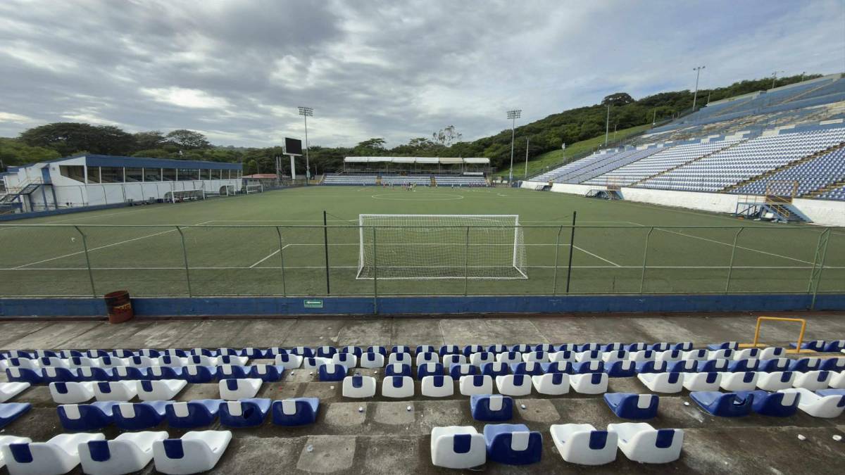 Estadio Nacional de Managua: anclado en la montaña cancha sintética y acogedor