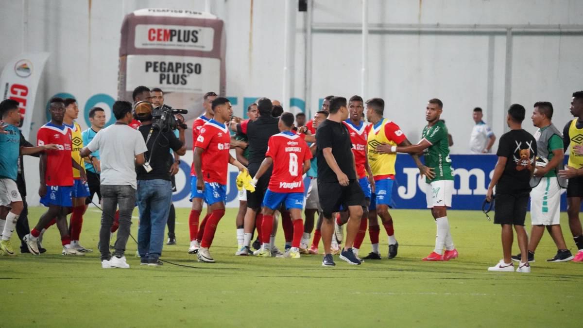 Entre puñetazos y agarrones terminó el clásico entre Marathón y Olimpia Entre puñetazos y agarrones terminó el clásico entre Marathón y Olimpia