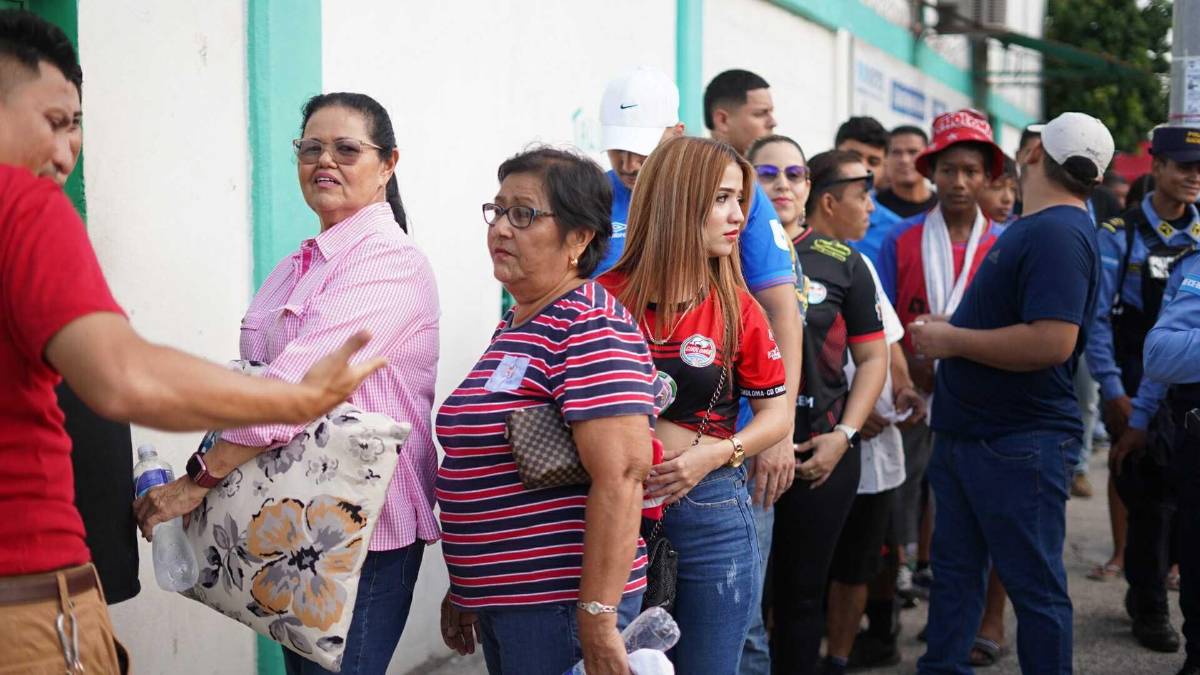 Bellas chicas llenan Choloma para partido ante el Olimpia