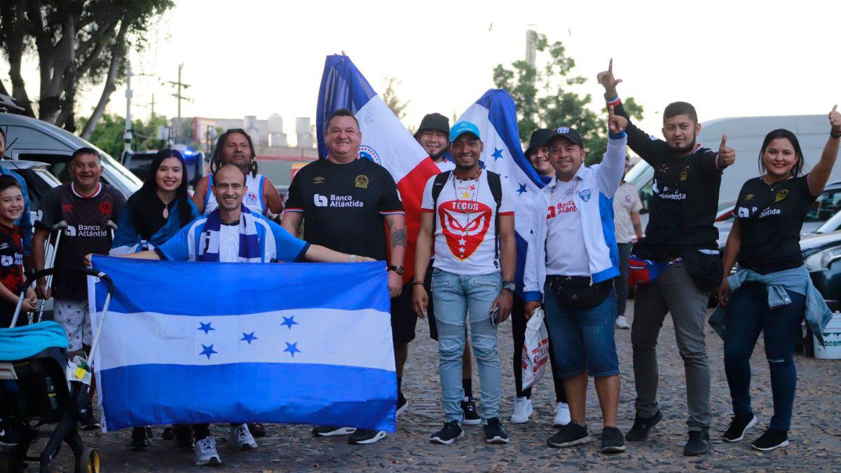 No jugarán solos: aficionados del Olimpia llegan al Jalisco a apoyar al León