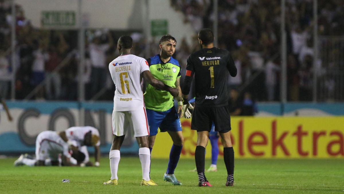 Caras largas, miradas perdidas y tristeza: las imágenes de los jugadores de Olancho FC tras la derrota ante Olimpia