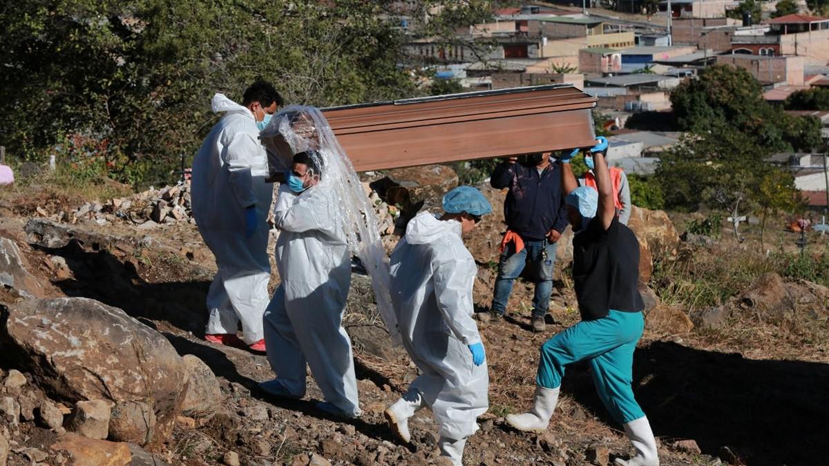 Sin flores ni llanto: el triste último adiós a los cuerpos que no son reclamados en la morgue