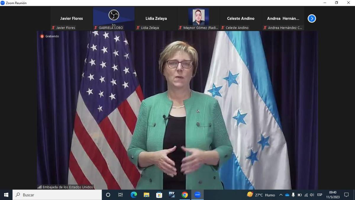 La embajadora brindó una conferencia de prensa.