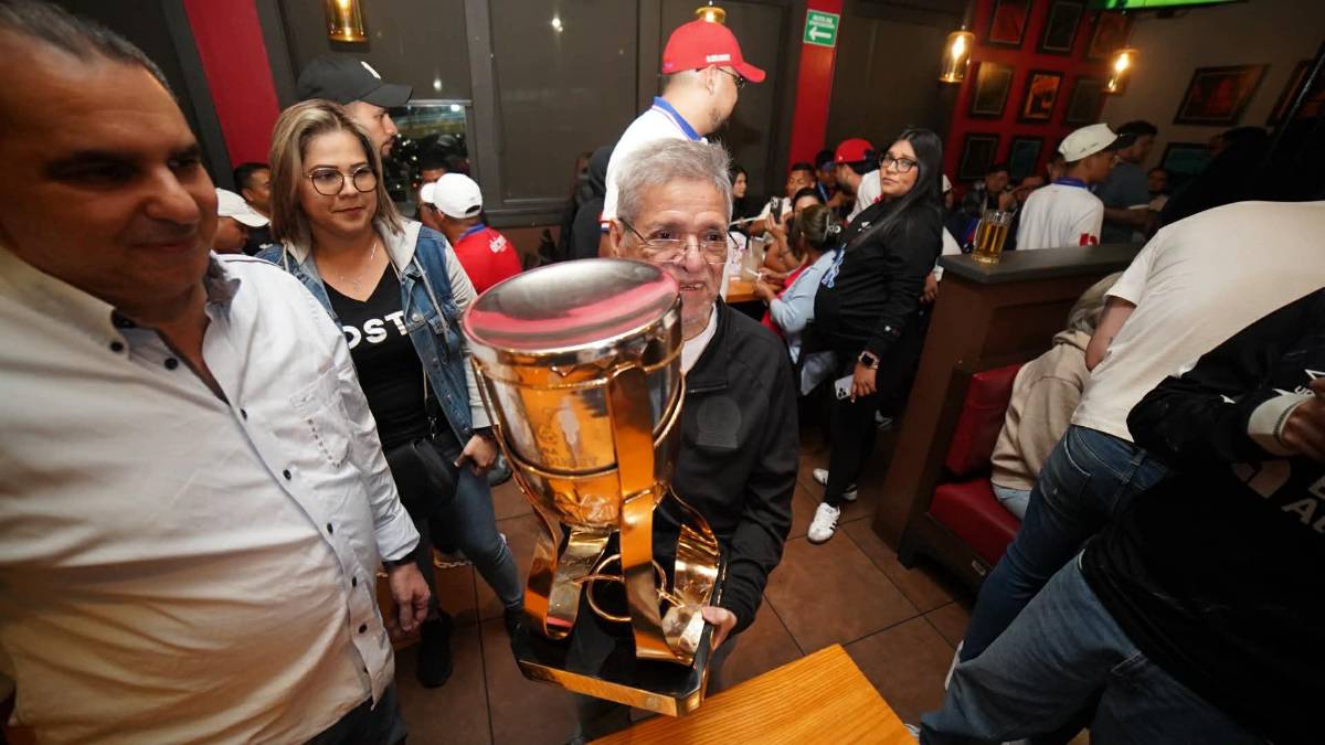 Ex jugador de Motagua se filtra en exclusiva celebración del Olimpia por el título 40