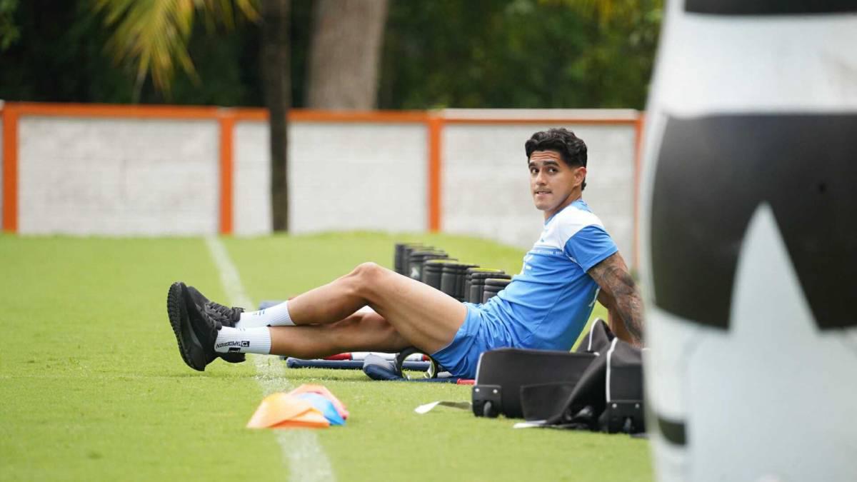 Bella chica llegó a entreno de Honduras y la alegría que causó arribo de Palma y Rivas