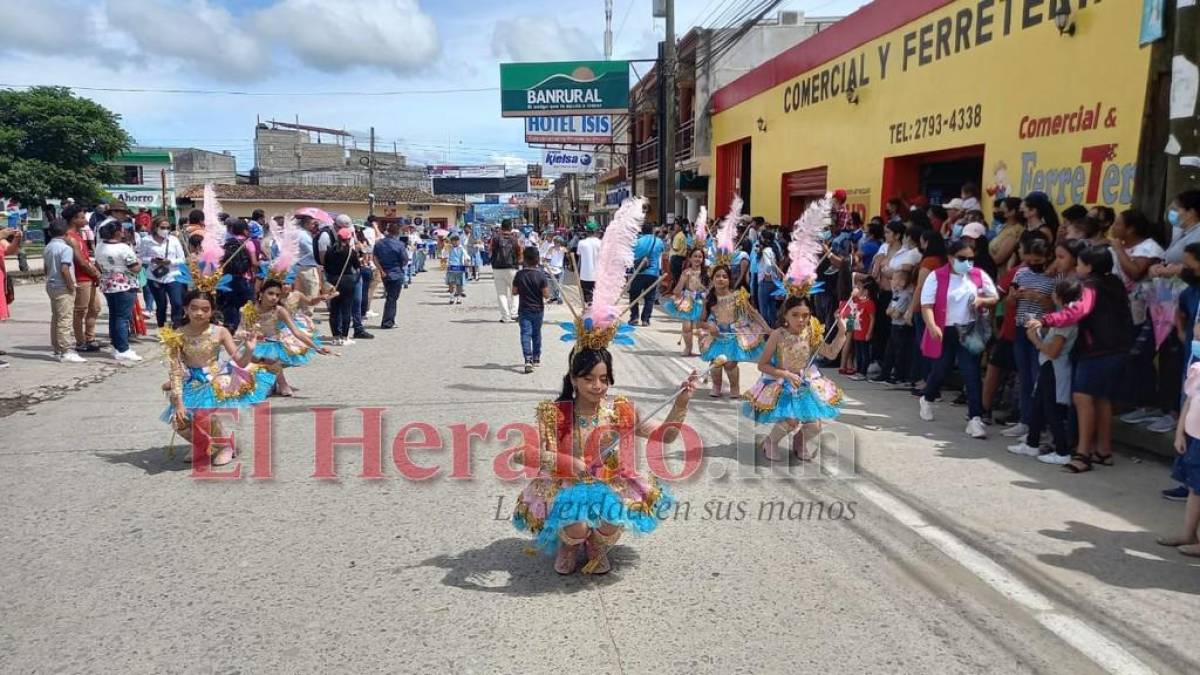 Niños rindieron honor con coloridos desfiles en Danlí