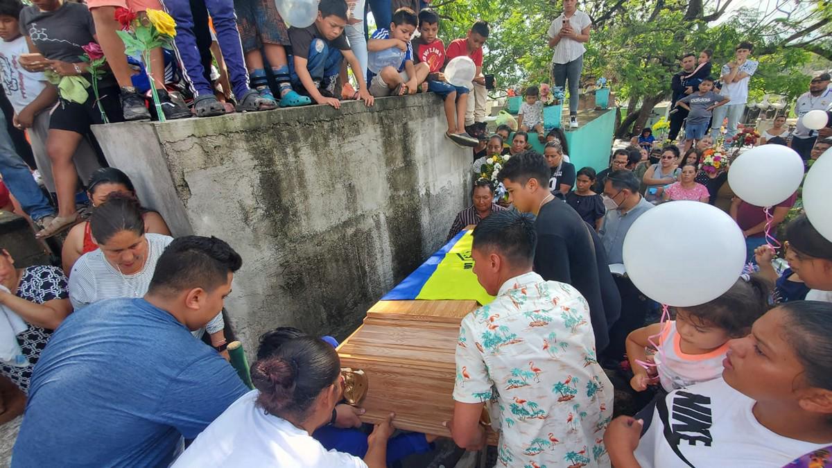 “Adiós Francis, nunca te olvidaremos”: sepultan a Francis Rosmery Ochoa, la joven atropellada en el bulevar Morazán