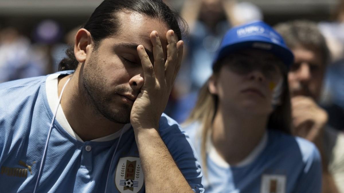 Qatar 2022: La tristeza de los uruguayos al esfumarse su pase a octavos en el último minuto