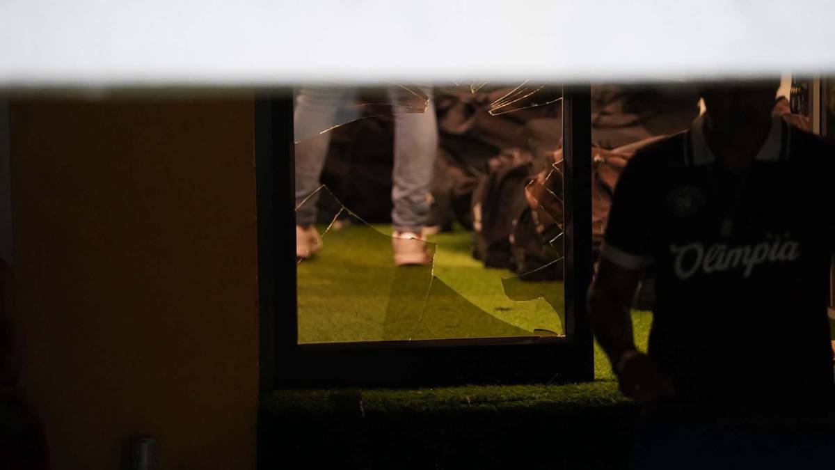 Quebraron vidrios, bronca con el rival y tristeza: Las imágenes de la eliminación de Olimpia en Liga Nacional