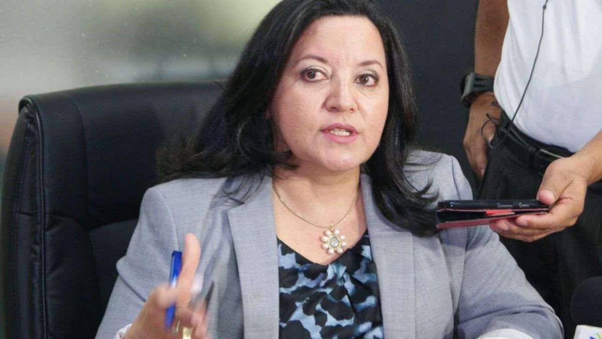 Se entrega a la justicia la exministra de Salud, Yolani Batres, y comparece en su primera audiencia