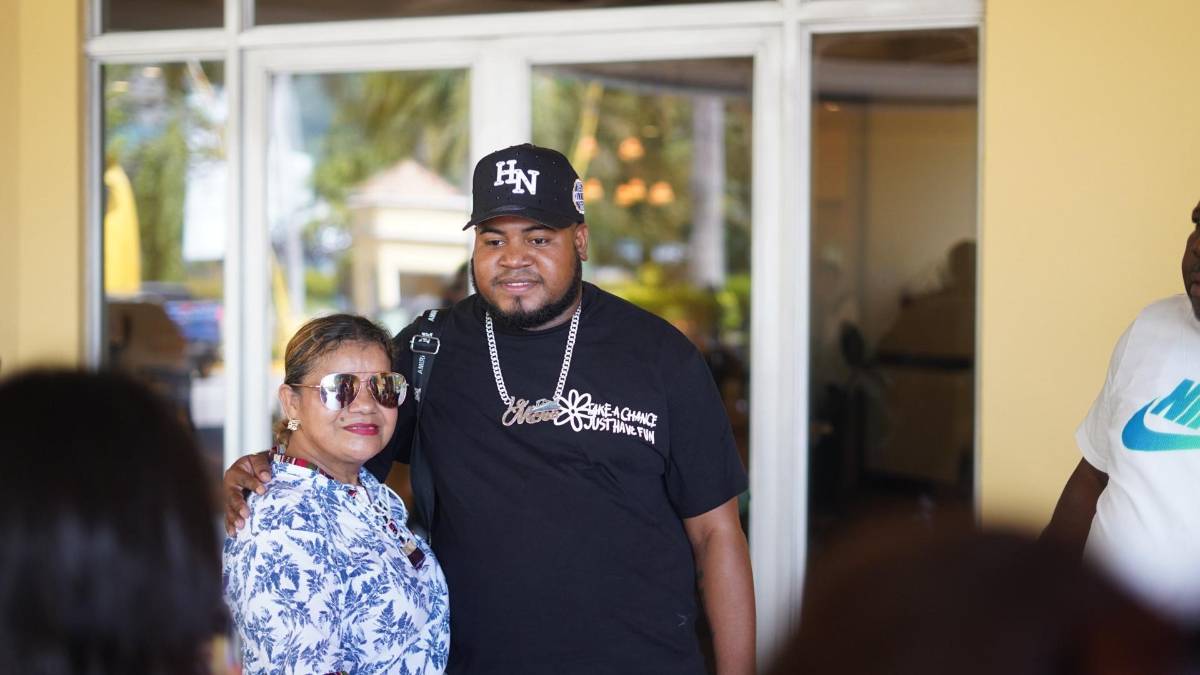 Famoso con seguridad privada y aficionados llegan al estadio para apoyar a tiktokers hondureños