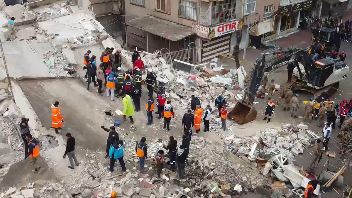 Luto, destrucción y miedo: las imágenes tras el fatal sismo en Turquía y Siria