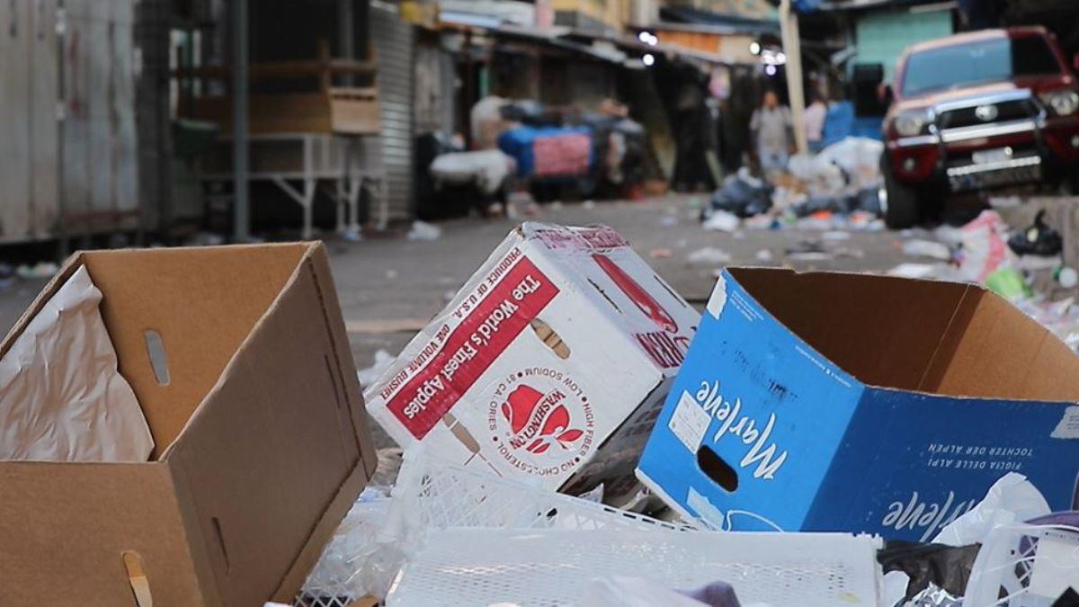 Mercados capitalinos amanecen inundados de basura tras festejos de Año Nuevo