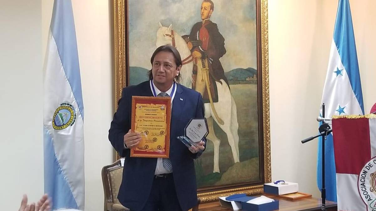 Aldo Romero fue reconocido por su trayectoria periodística por la Asociación de Comunicadores Sociales de Honduras.