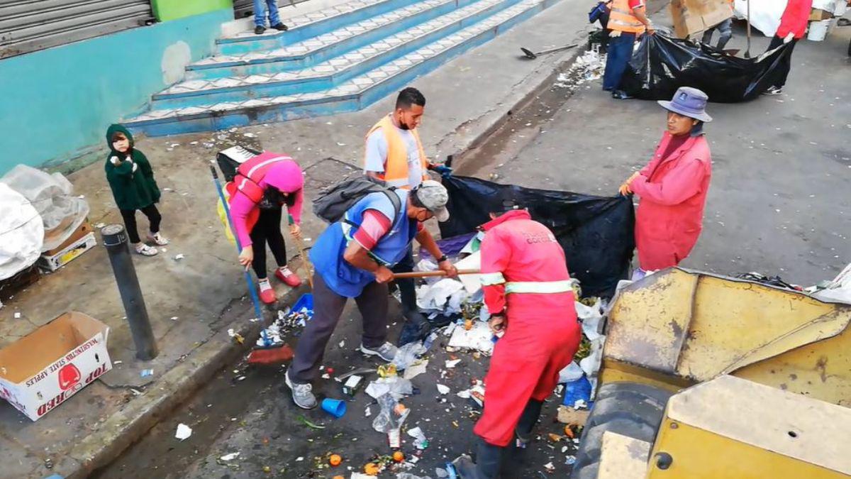 Mercados capitalinos amanecen inundados de basura tras festejos de Año Nuevo