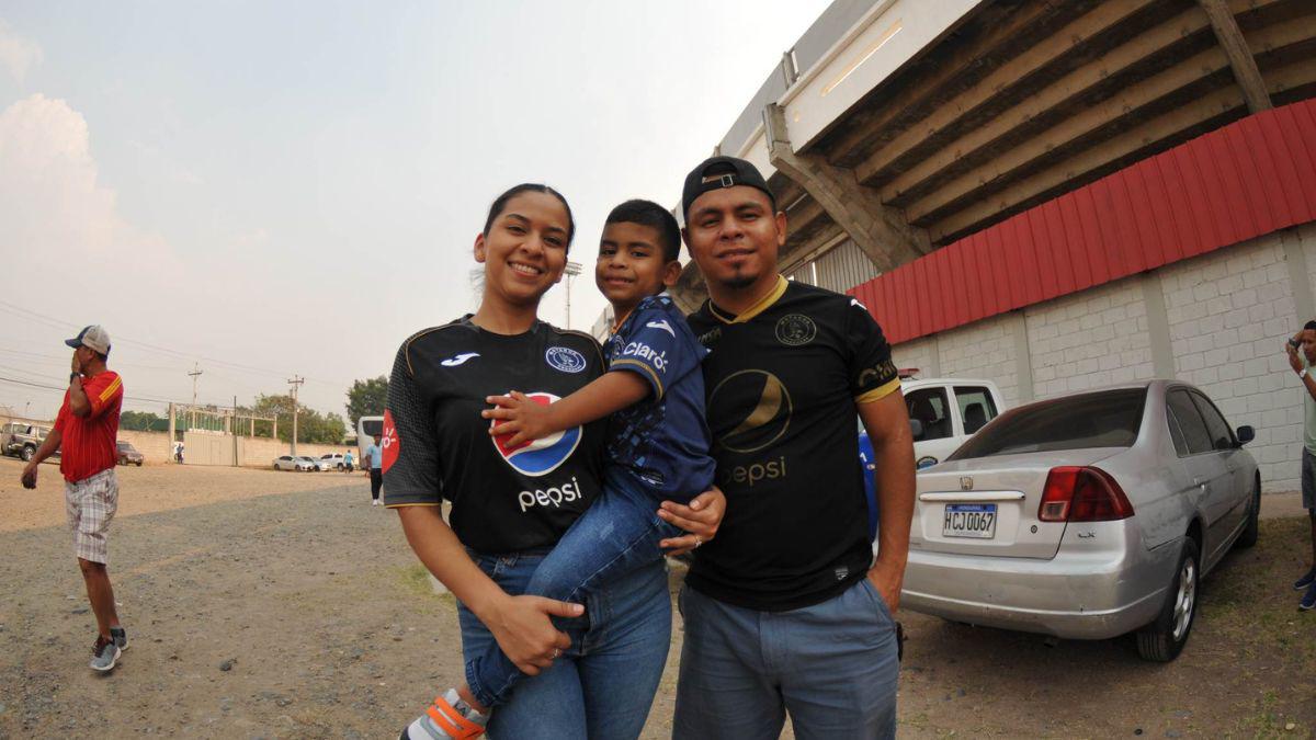 Bellezas y familias presentes: el ambiente que se vive en el Motagua vs Marathón en Comayagua